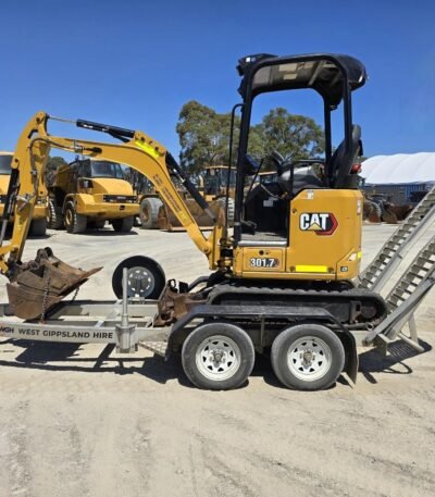 photo du produit Caterpillar 301.7CR d’Occasion (2021) – Mini-Pelle + 3 Godets + Remorque
