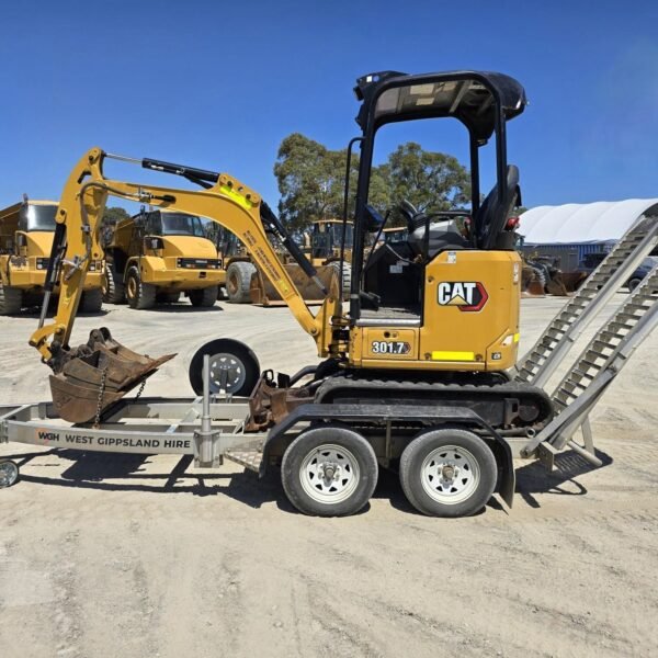 photo du produit Caterpillar 301.7CR d’Occasion (2021) – Mini-Pelle + 3 Godets + Remorque