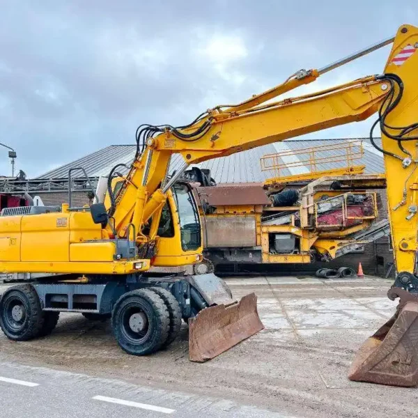 photo du produit Doosan DX190W (ETEC 818) d’Occasion – Pelle sur Pneus 18,2T – Excellent État
