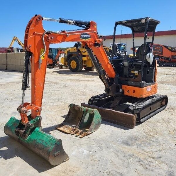 photo du produit Hitachi ZX26U-5 d’Occasion (2017) – Mini-Pelle 2,63T avec 3 Godets