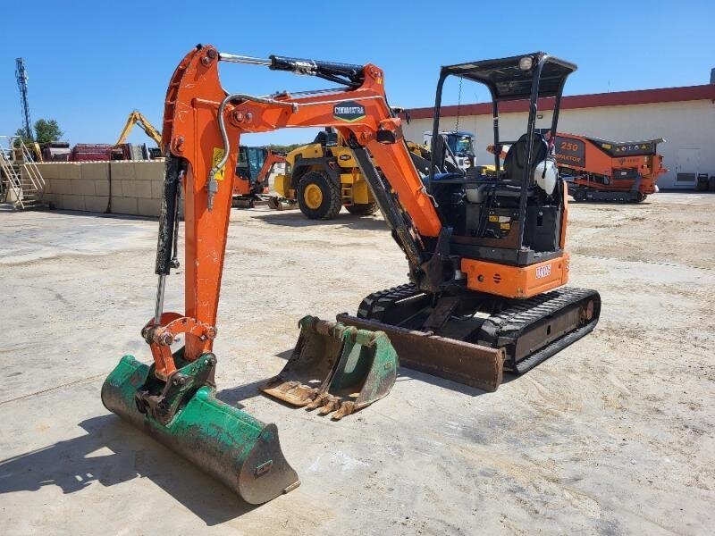HITACHI-ZX26U-5-01.jpg photo du produit Hitachi ZX26U-5 d’Occasion (2017) – Mini-Pelle 2,63T avec 3 Godets