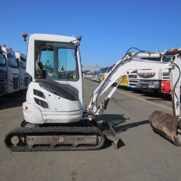photo du produit Kubota U25-3 Occasion 2005 – Mini Pelle 2,6T avec 3 Godets et Attache Rapide