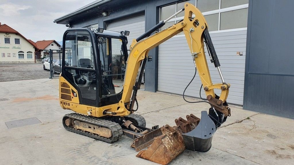 Mini-Pelle-CAT-302.2D-21-T-1.jpg photo du produit Caterpillar CAT 302.2D d’Occasion (2013) – Mini-Pelle 2,1T + 3 Godets