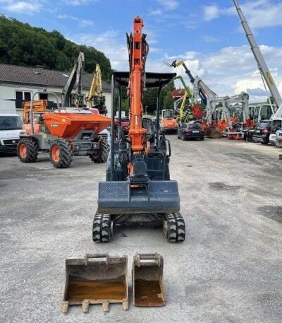 photo du produit Hitachi ZX 17U-2 d’Occasion (2013) – Mini-Pelle 1,8T avec 3 Godets