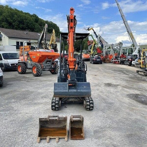photo du produit Hitachi ZX 17U-2 d’Occasion (2013) – Mini-Pelle 1,8T avec 3 Godets