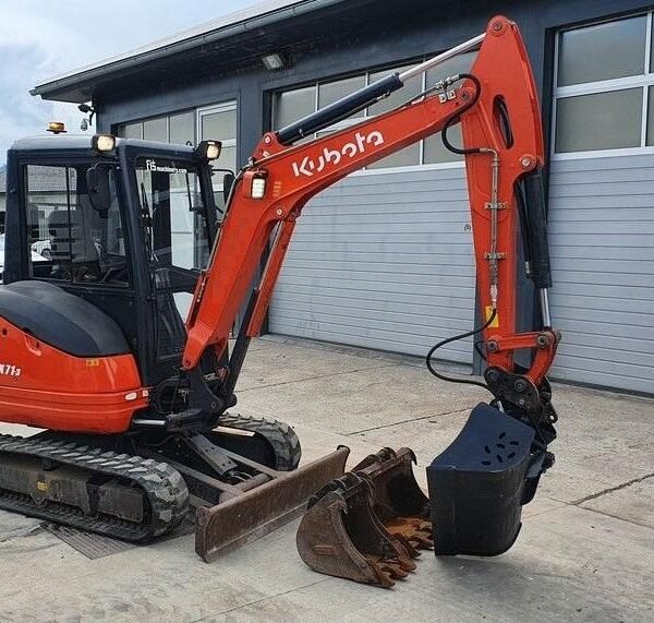photo du produit Mini pelle Kubota KX71-3 2,8T – 2017 occasion
