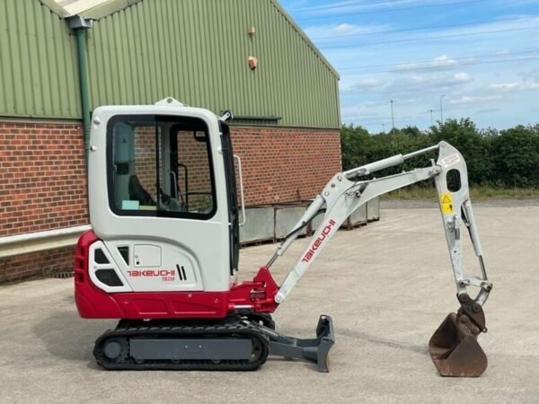 photo du produit Takeuchi TB216 (2015) – 1.8T, 3365H, 3 Godets, Moteur puissant