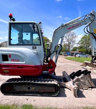 photo du produit Mini Pelle Takeuchi TB230 – 2018 – 2,8T – État Impeccable