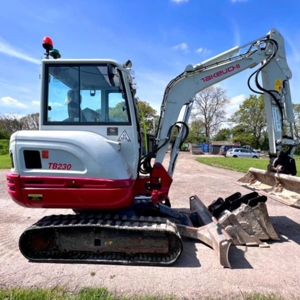 photo du produit Mini Pelle Takeuchi TB230 – 2018 – 2,8T – État Impeccable