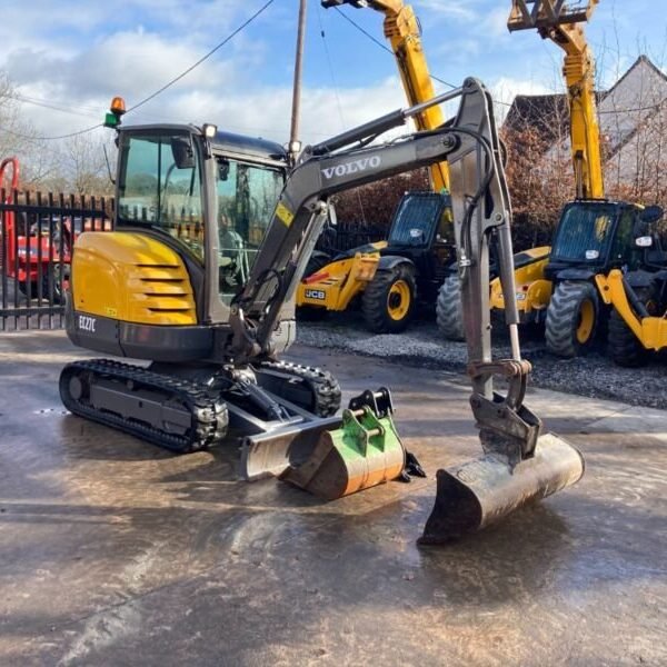 photo du produit Mini Pelle Volvo EC27C – 2015 – 2,8T – Révisée et Prête à l’Emploi