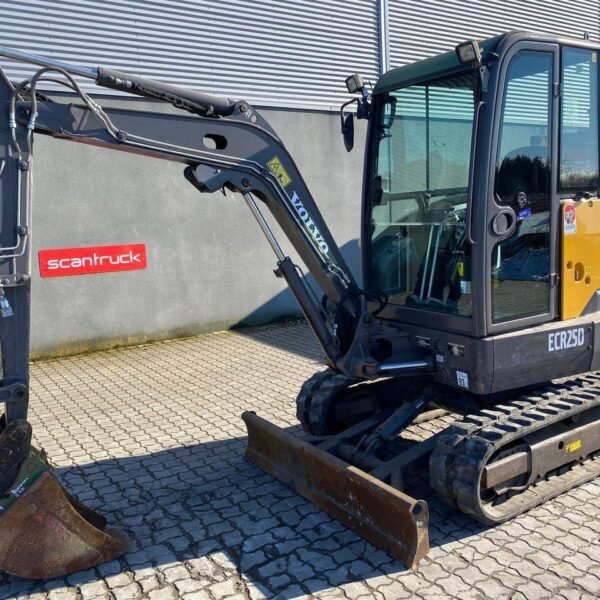 photo du produit Mini Pelle Volvo ECR25 – 2015 – 2,49T, 1375h, 3 Godets