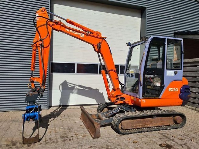 mini.jpg photo du produit Mini Pelle Hitachi EX30 – 2006 – 2970 kg – Occasion